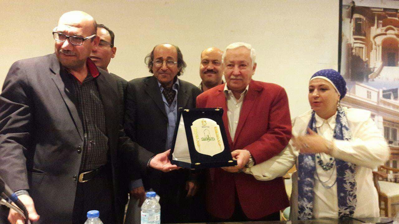 بالصور.. تكريم جواهرجى الألوان “عبد الرحمن نور الدين” بالأعلى للثقافة