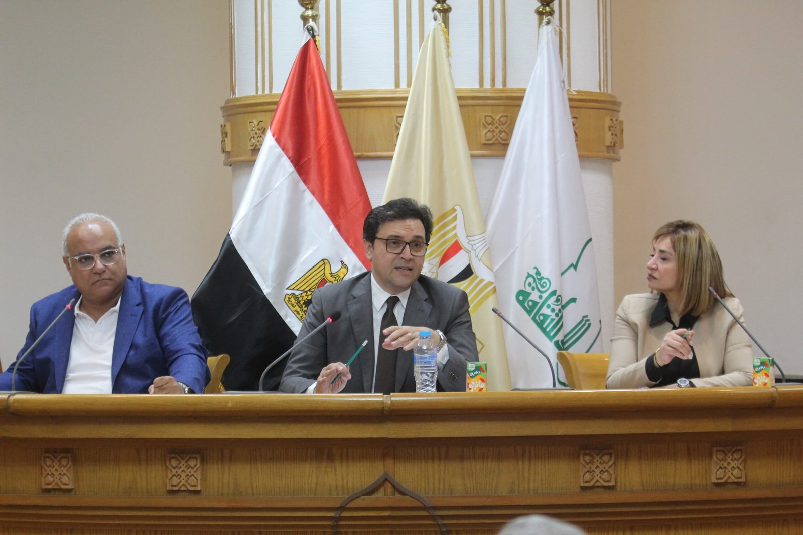 تطوير استوديوهات وتشغيل دور عرض وحل منازعات قانونية في اجتماع بحضور وزير الثقافة