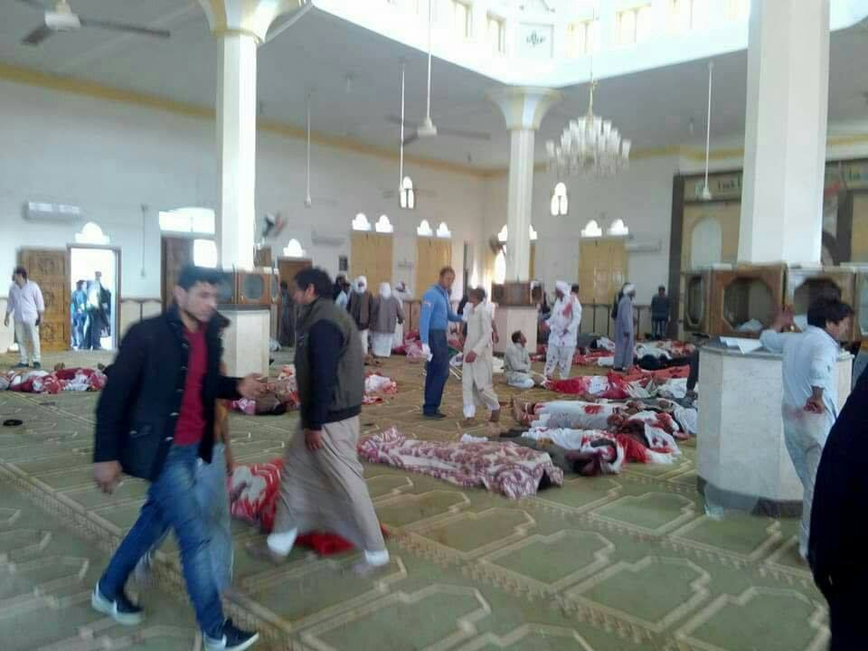 الإرهاب يكشف عن وجهه الأبشع .. مصر تعلن الحداد وضحايا “الروضة” يتزايدون ..85 قتيلاً و80 مصاباً بتفجير مسجد شمال سيناء