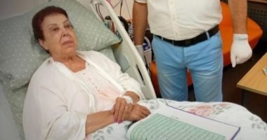 د.أشرف زكى ينفى شائعة وفاة رجاء الجداوى ويؤكد استقرار حالتها